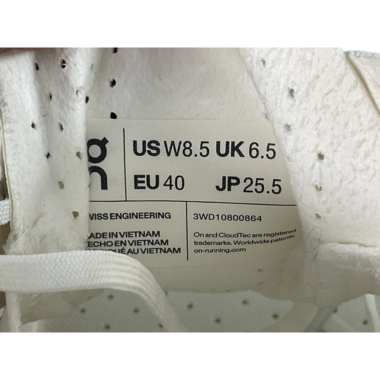 Tenis 8.5 (On Cloud)