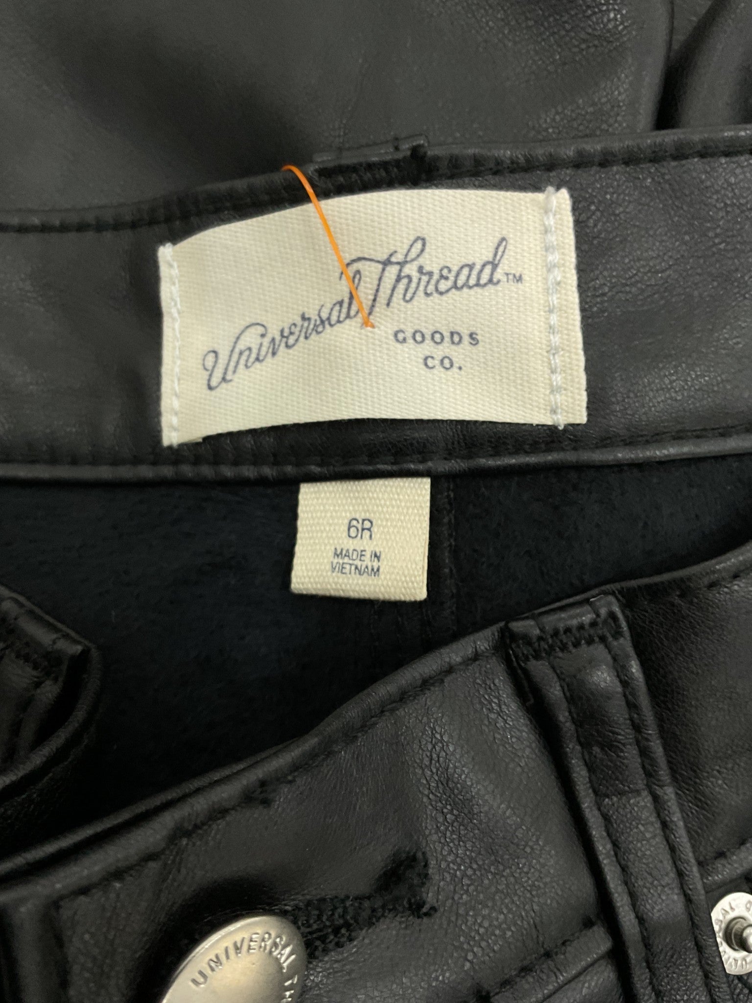 Pantalón 6 (Universal Thread)