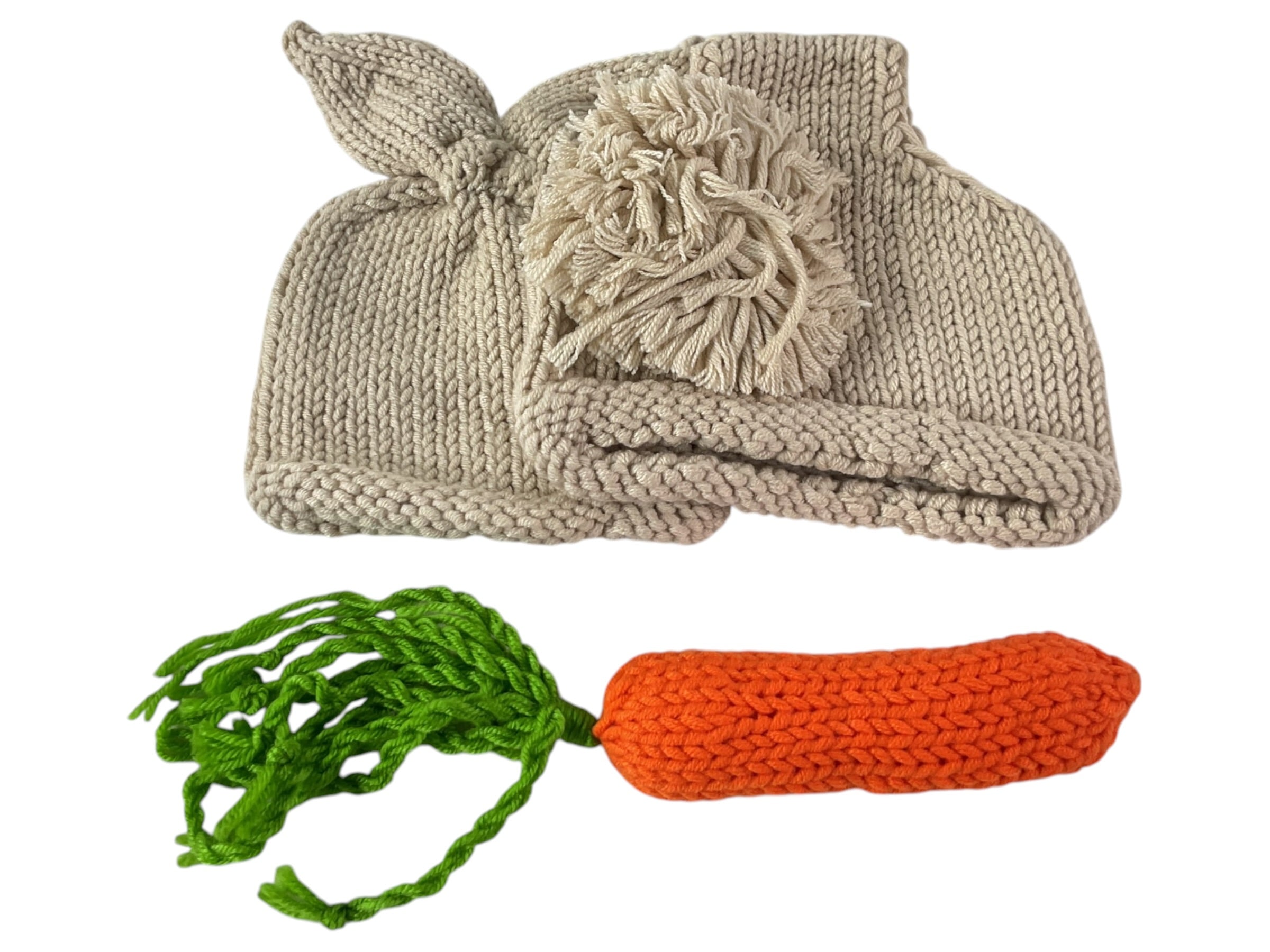 Detalle de gorros tejidos con orejas para bebé