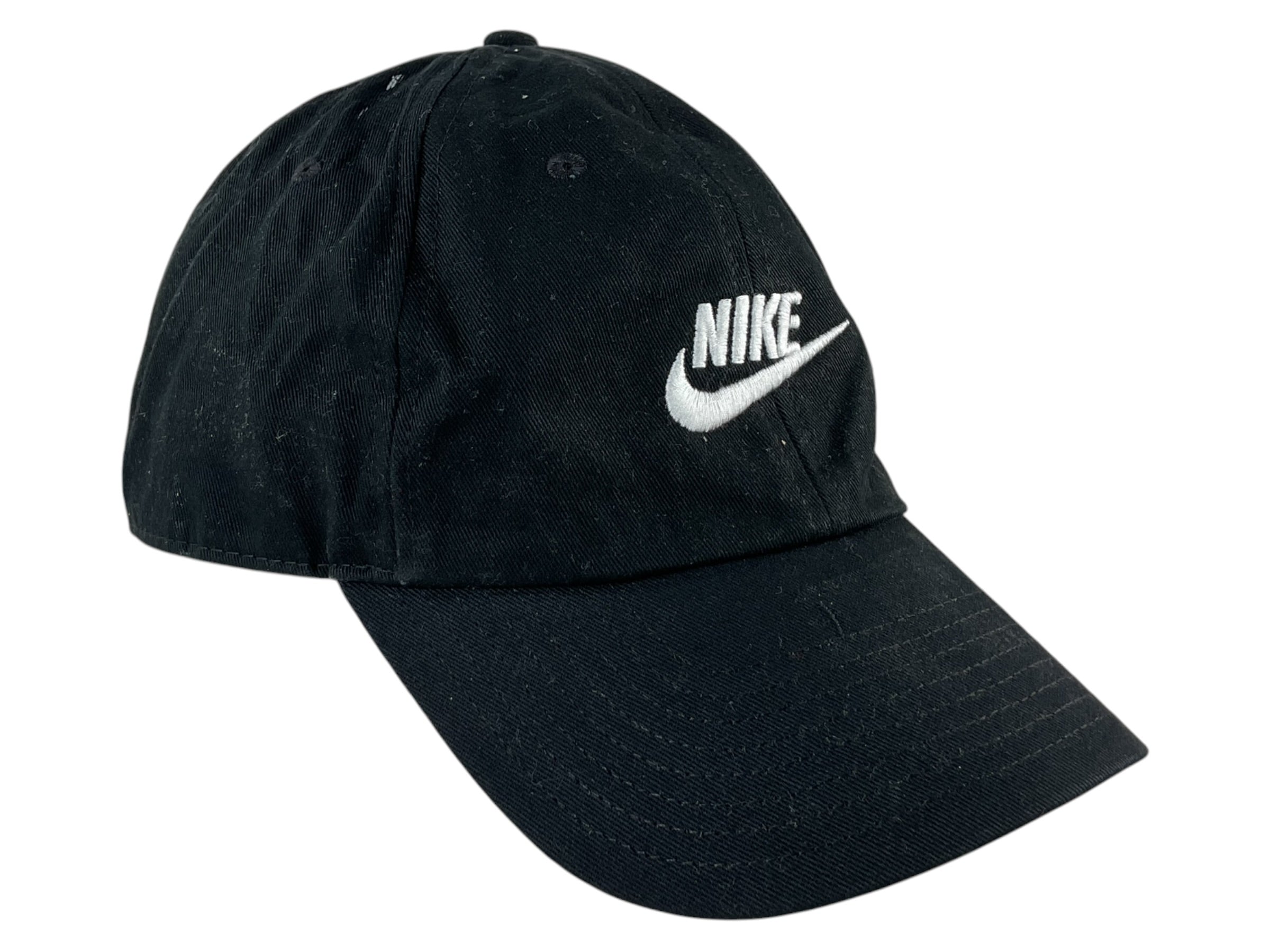 Gorra NIKE negra con logotipo blanco, vista frontal