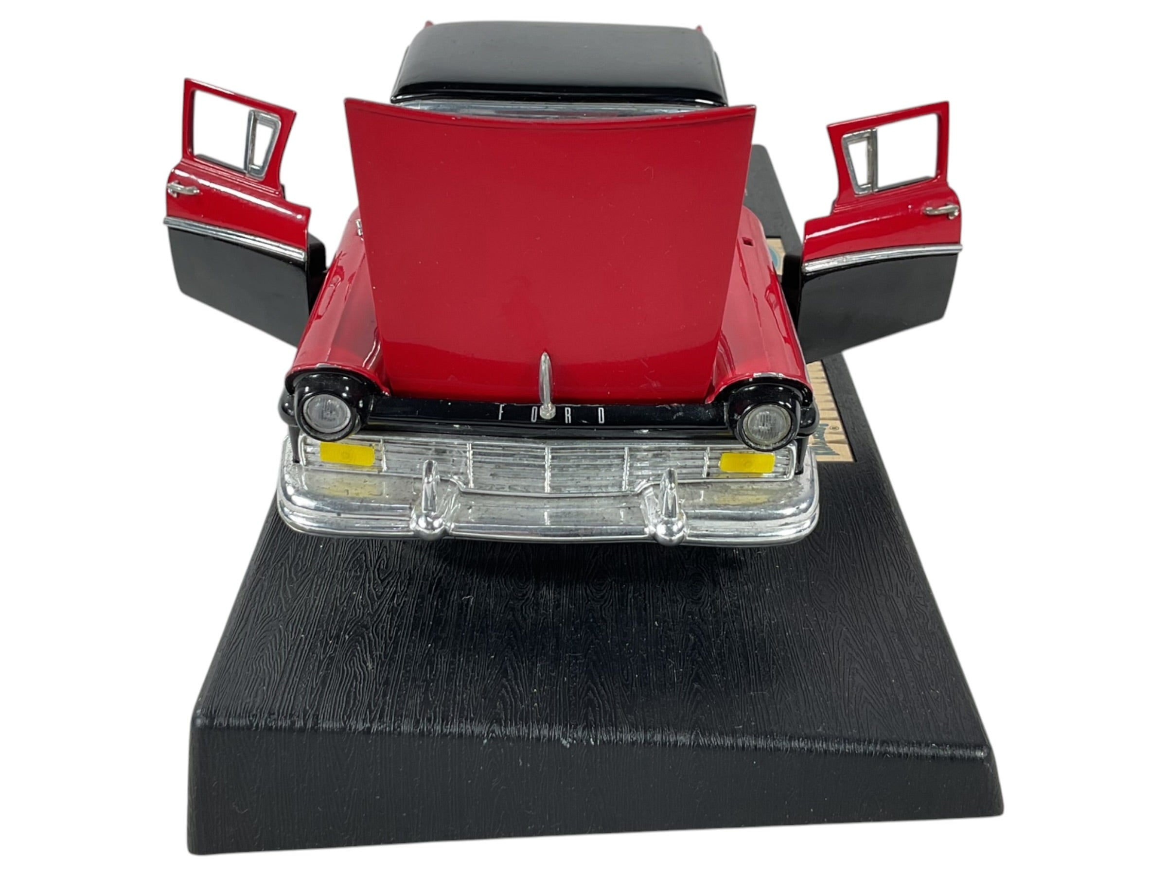 Modelo a escala Ford Ranchero 1957 vista frontal