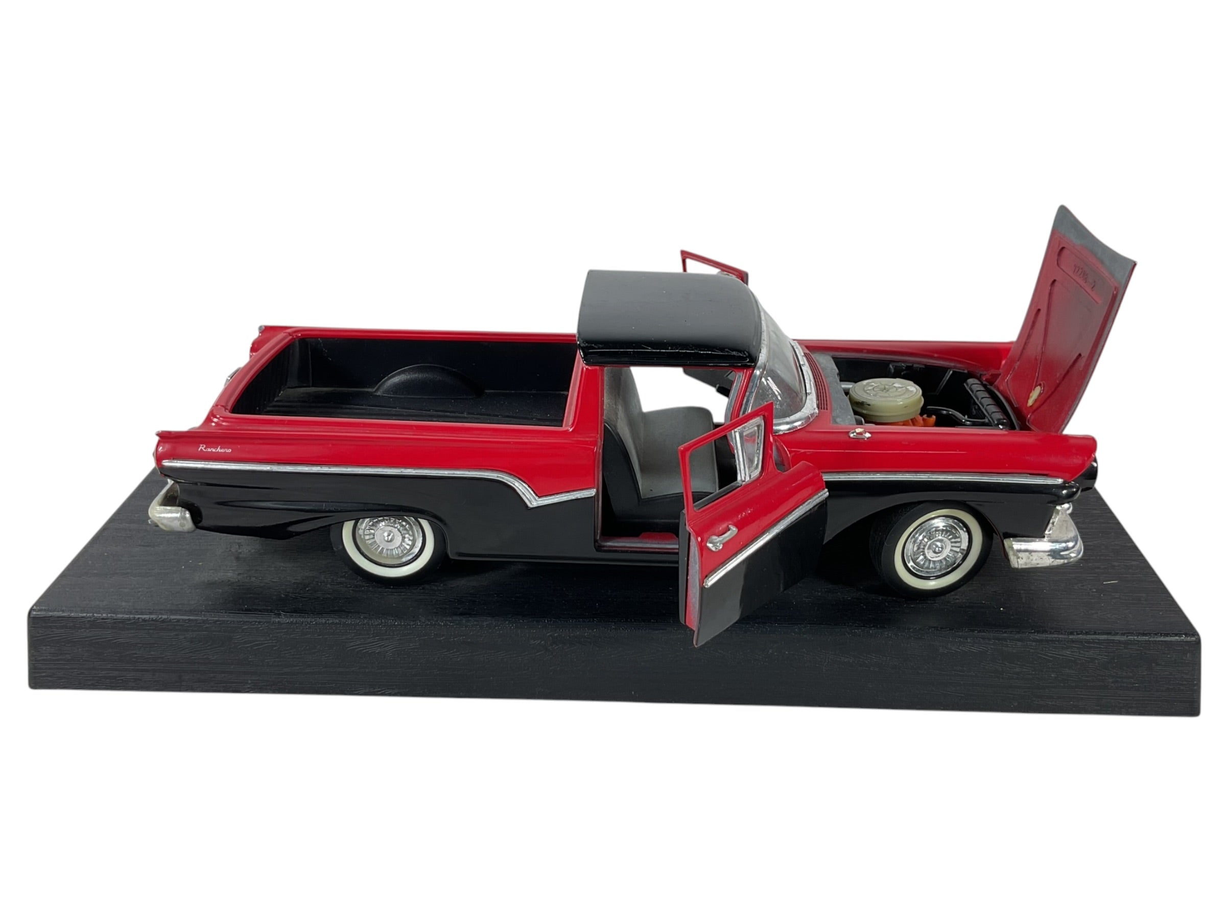 Modelo a escala Ford Ranchero 1957 vista lateral