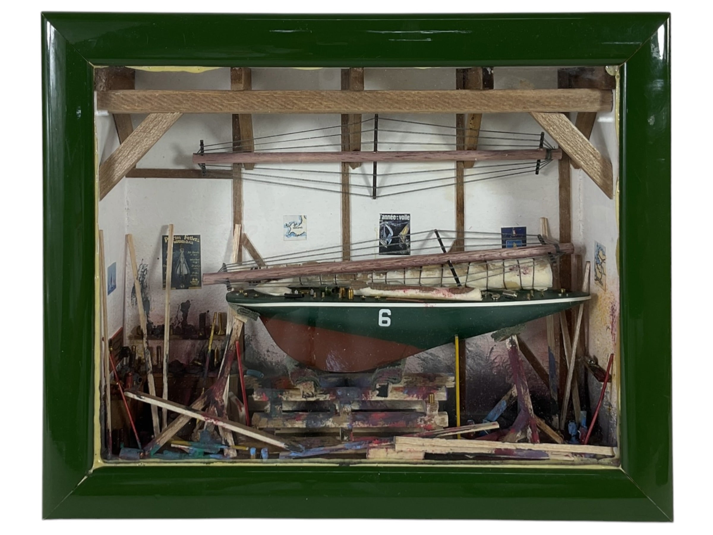 Diorama náutico enmarcado con barco pesquero en miniatura