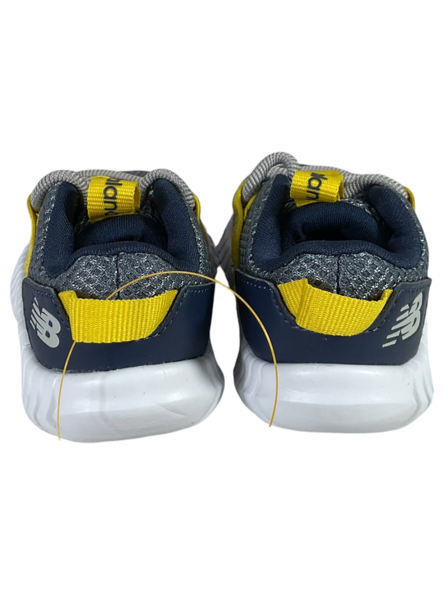Tenis niño 4 (New Balance)