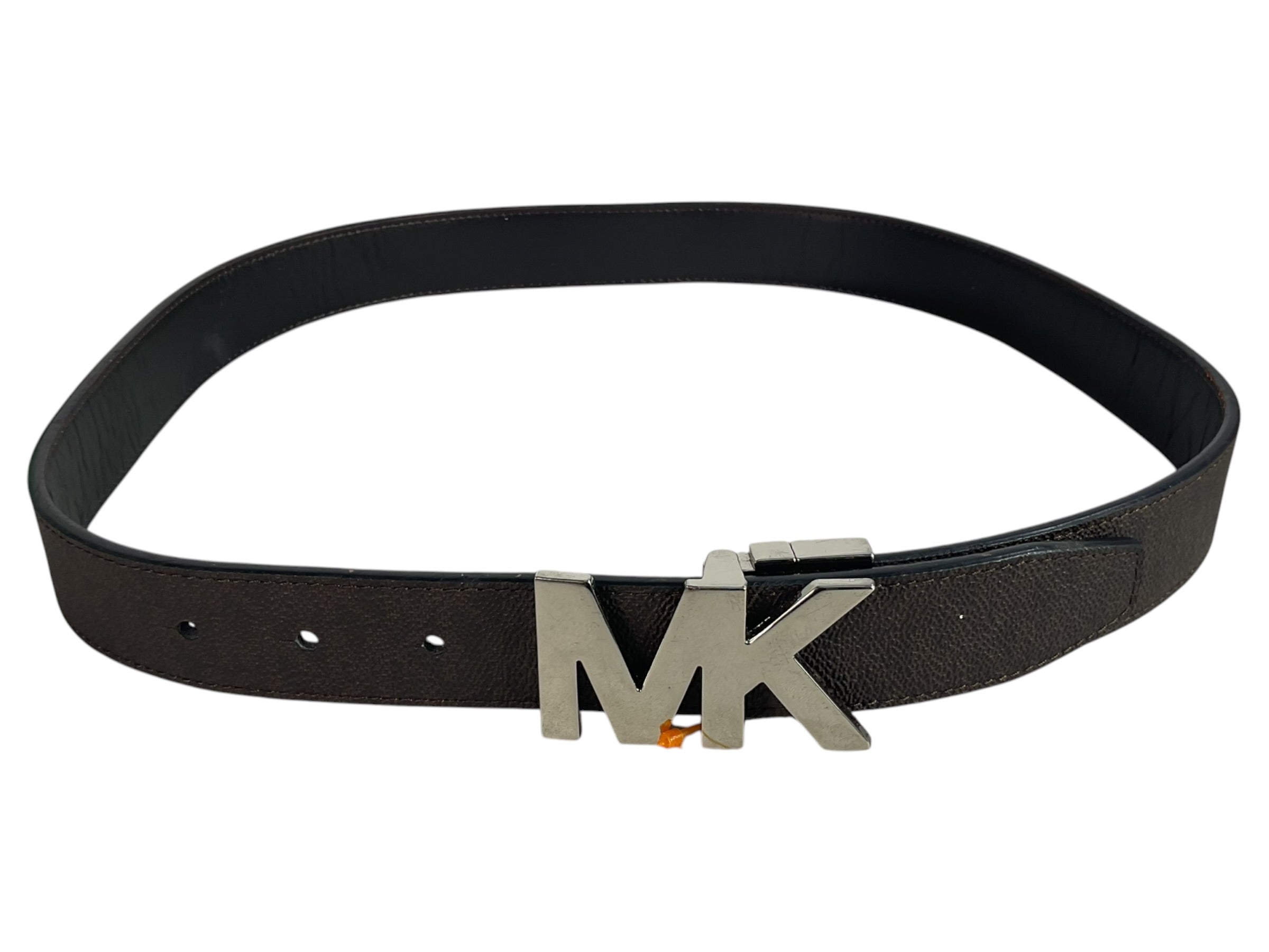 Cinturón Michael Kors café con hebilla MK plateada - vista enrollada