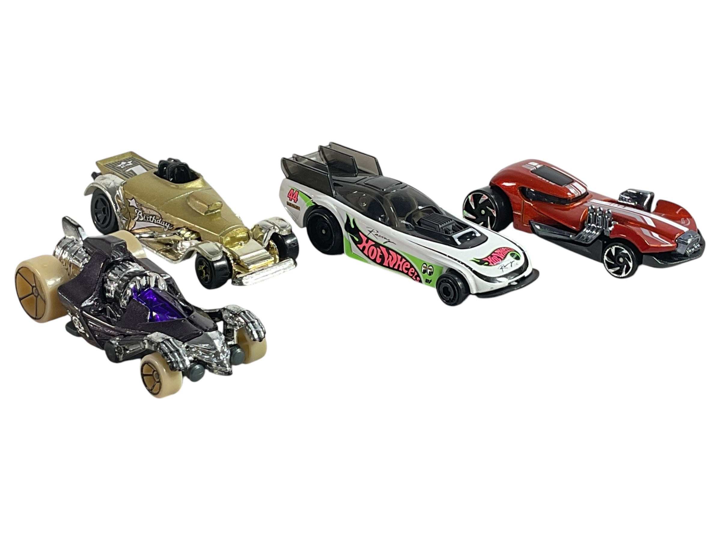 Vista frontal de cuatro carros de juguete