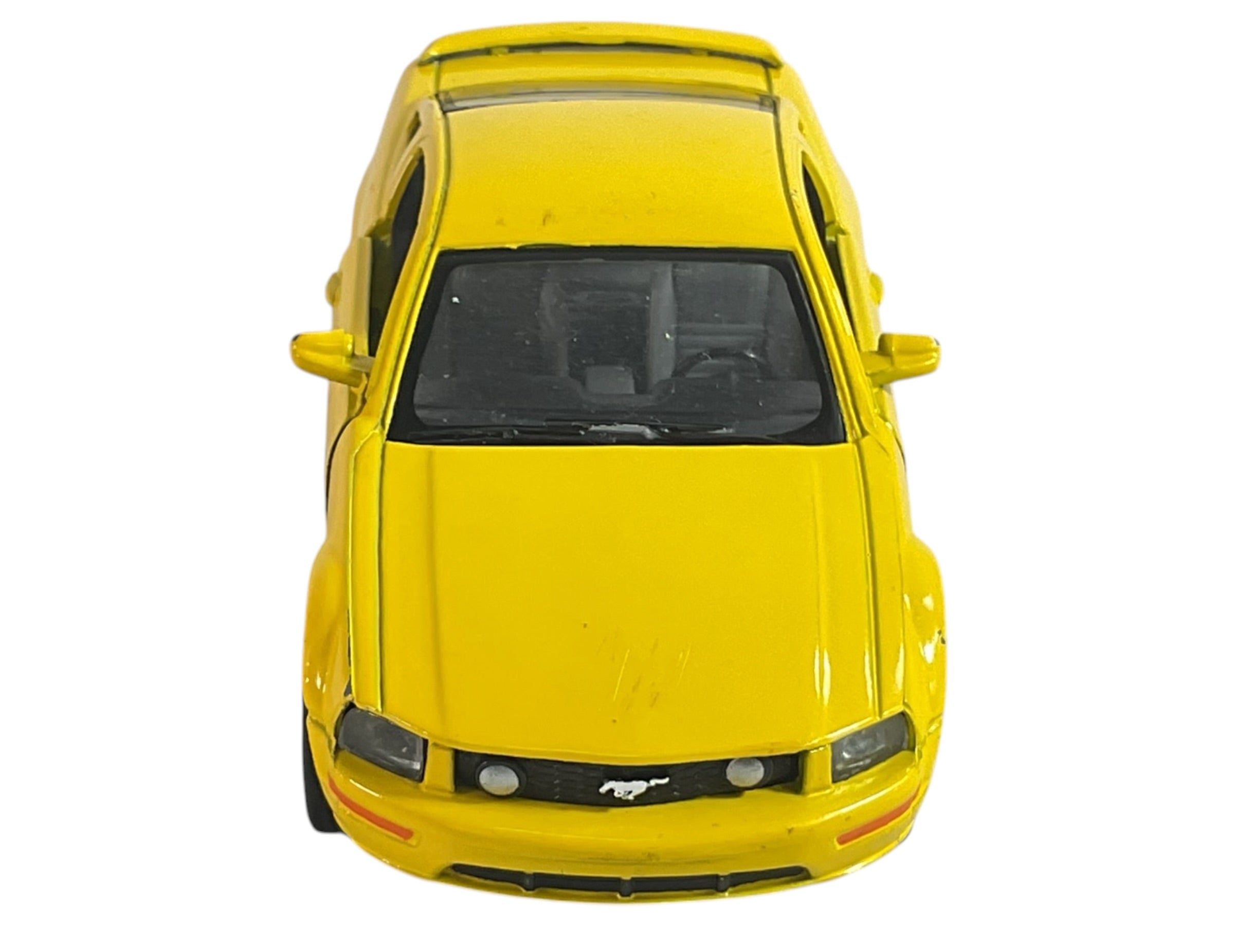 Auto Mustang GT amarillo a escala, vista trasera
