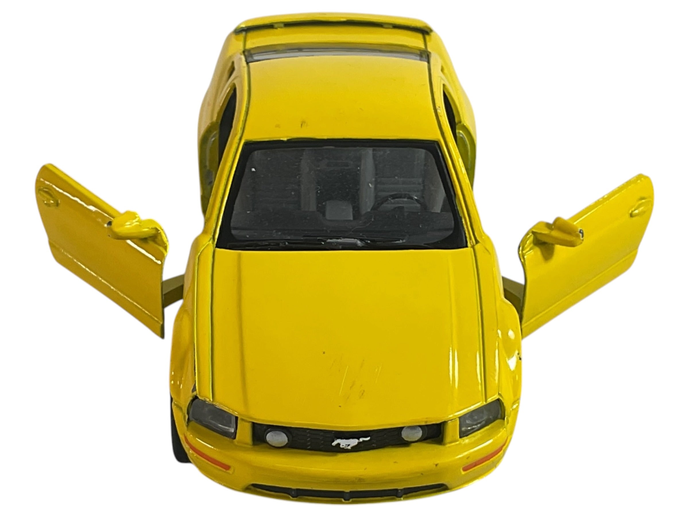 Auto Mustang GT amarillo a escala, vista frontal