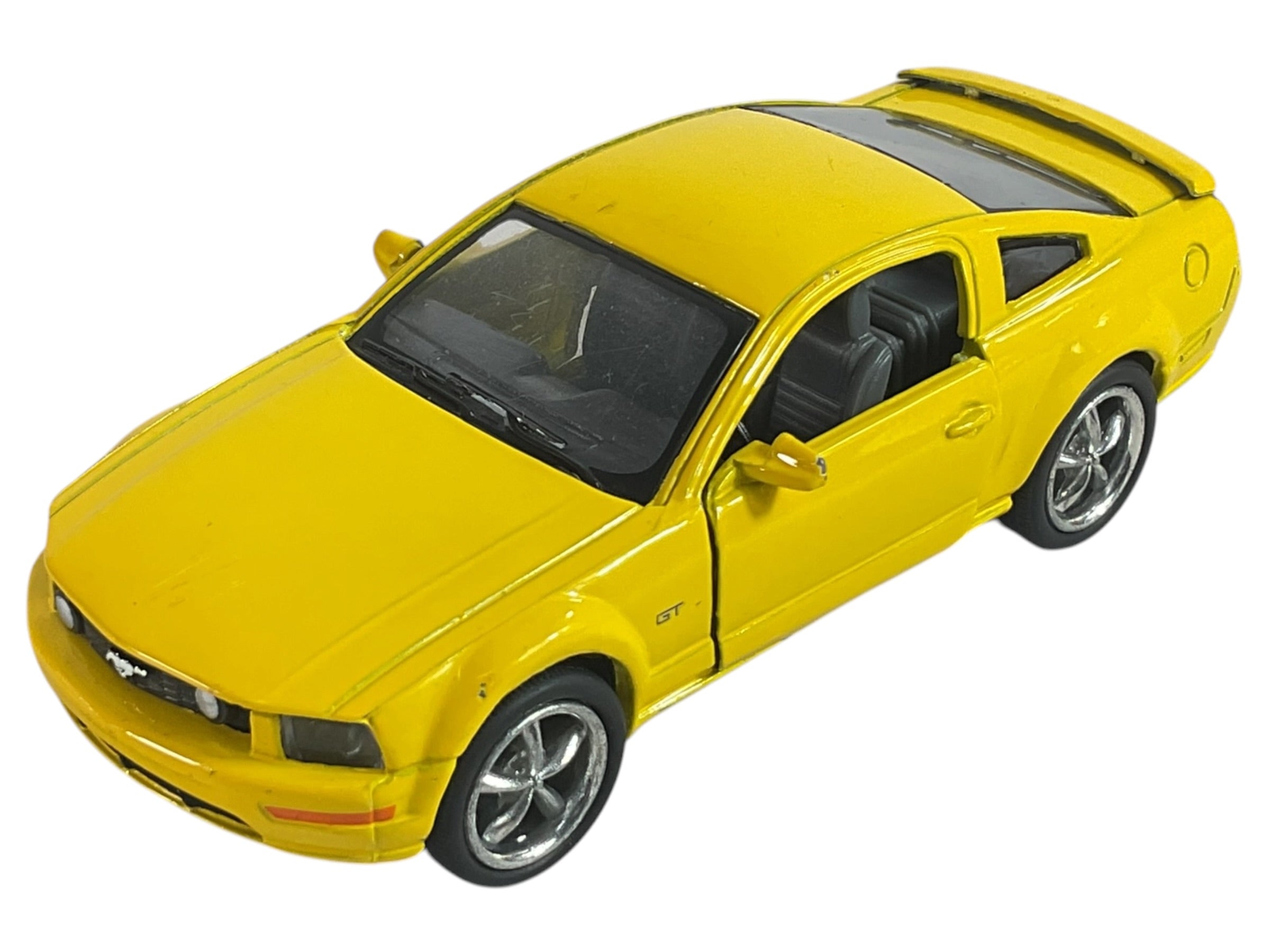 Auto Mustang GT amarillo a escala, vista lateral