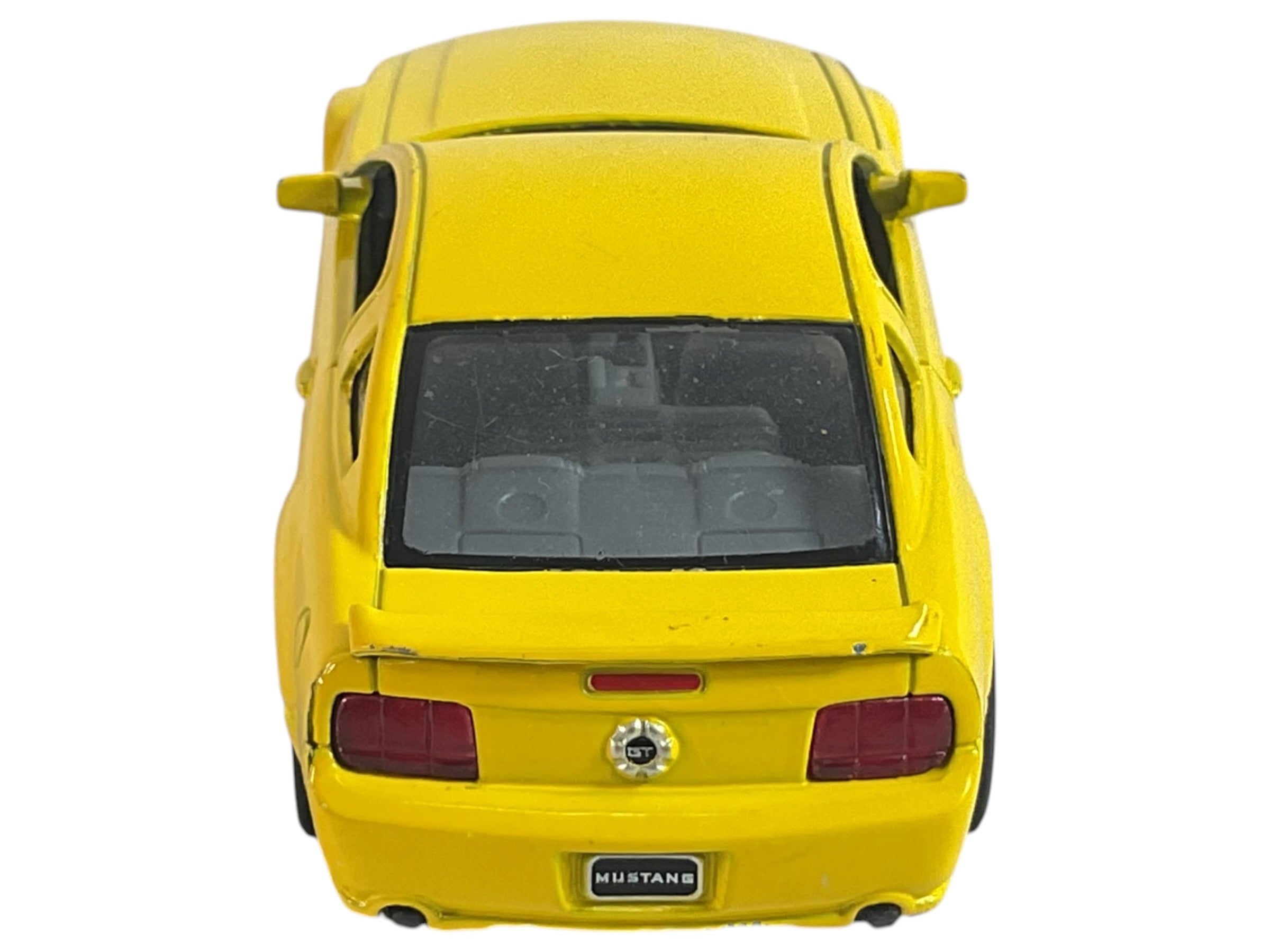 Auto Mustang GT amarillo a escala, puertas abiertas