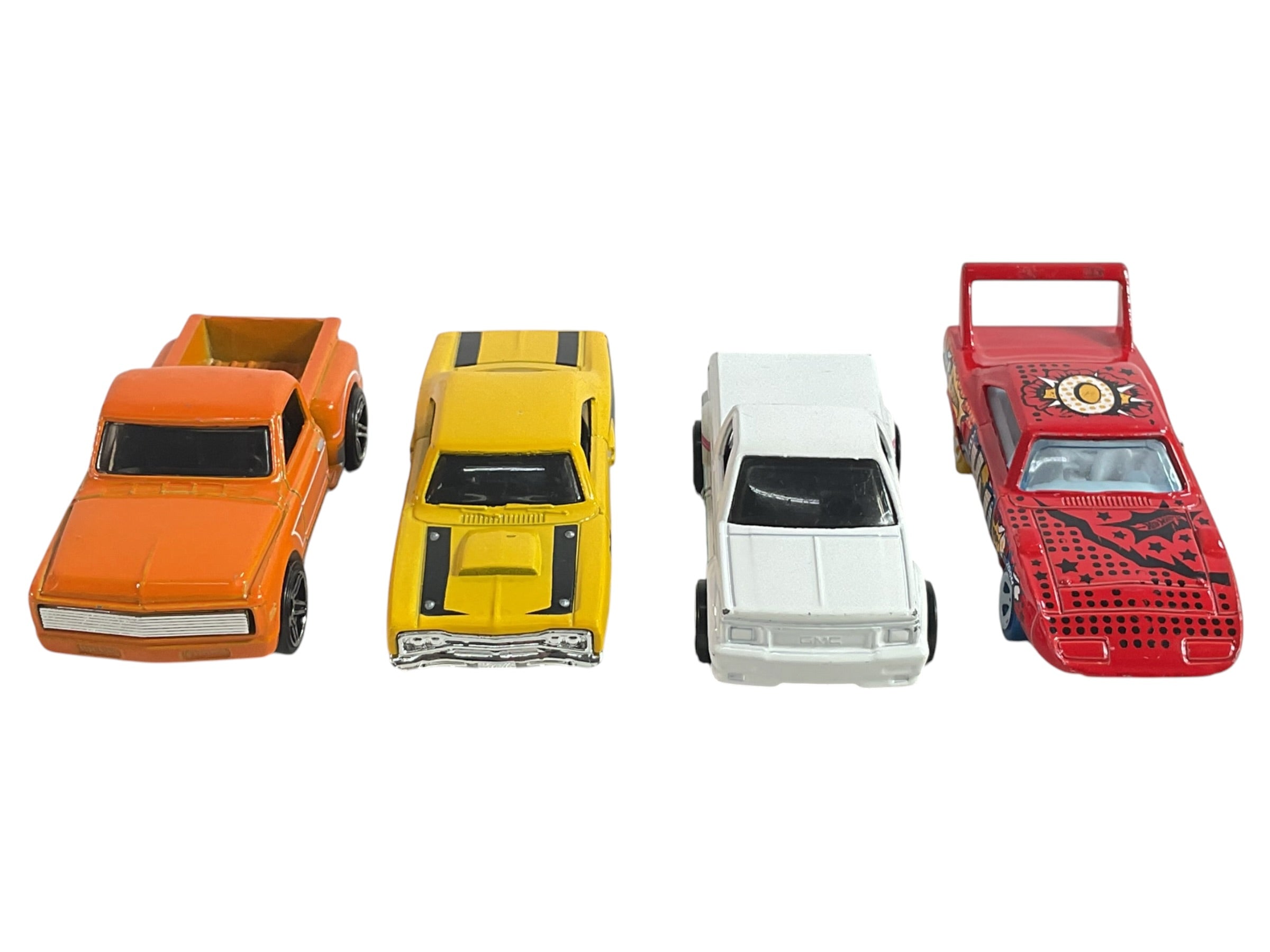 Set de cuatro carros de juguete en colores naranja, amarillo, blanco y rojo