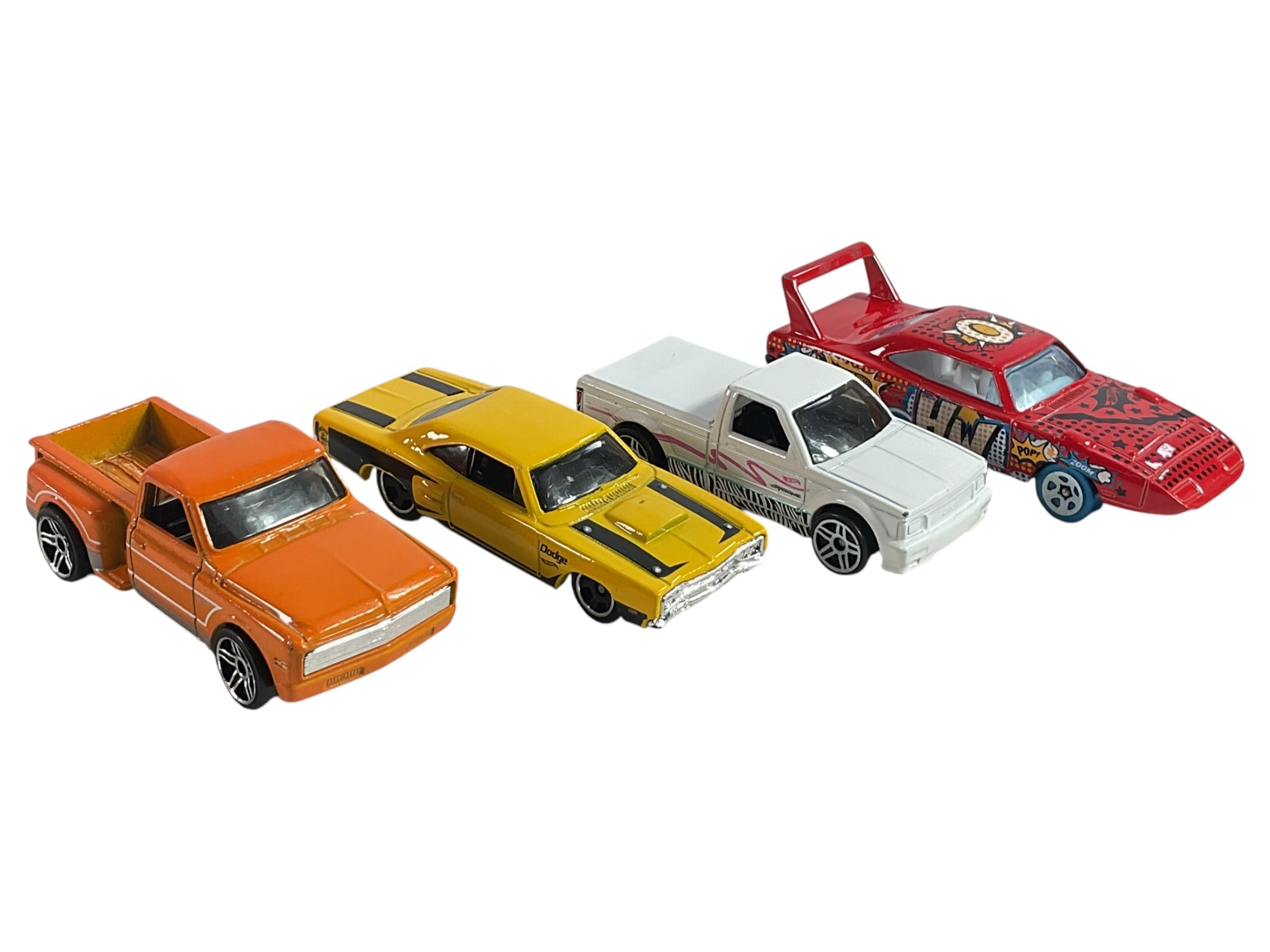 Cuatro carros de juguete miniatura vistos desde arriba