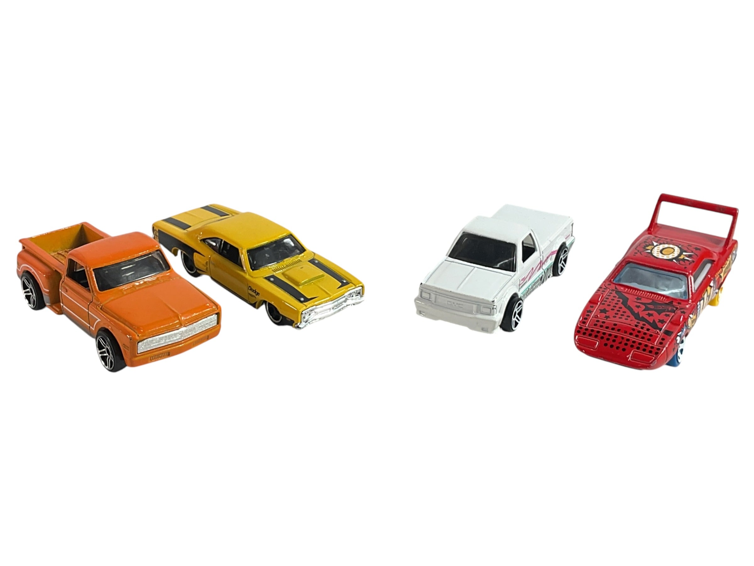 Vista posterior de cuatro carros de juguete miniatura