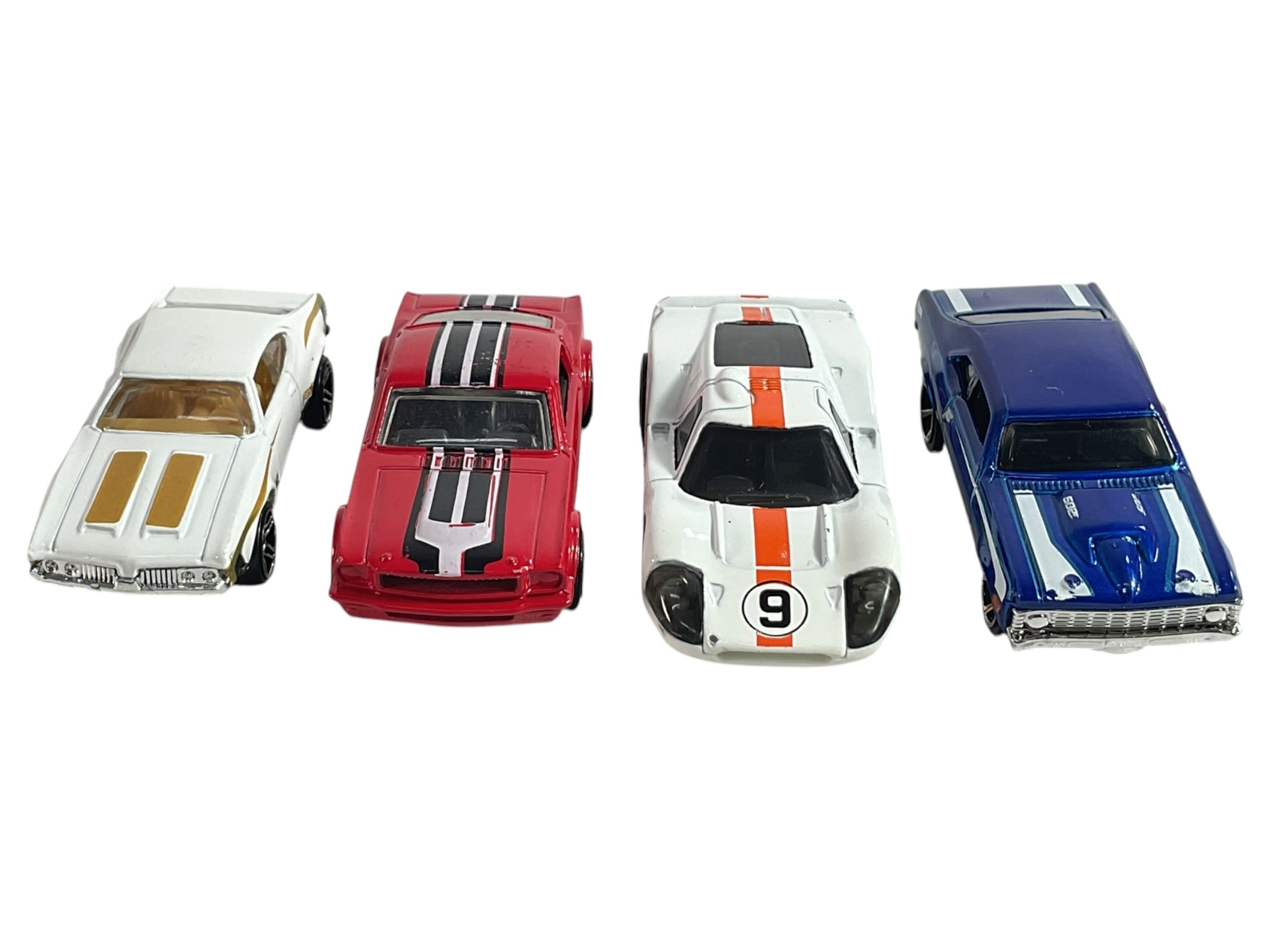 Set de cuatro autos de juguete en colores blanco, rojo y azul