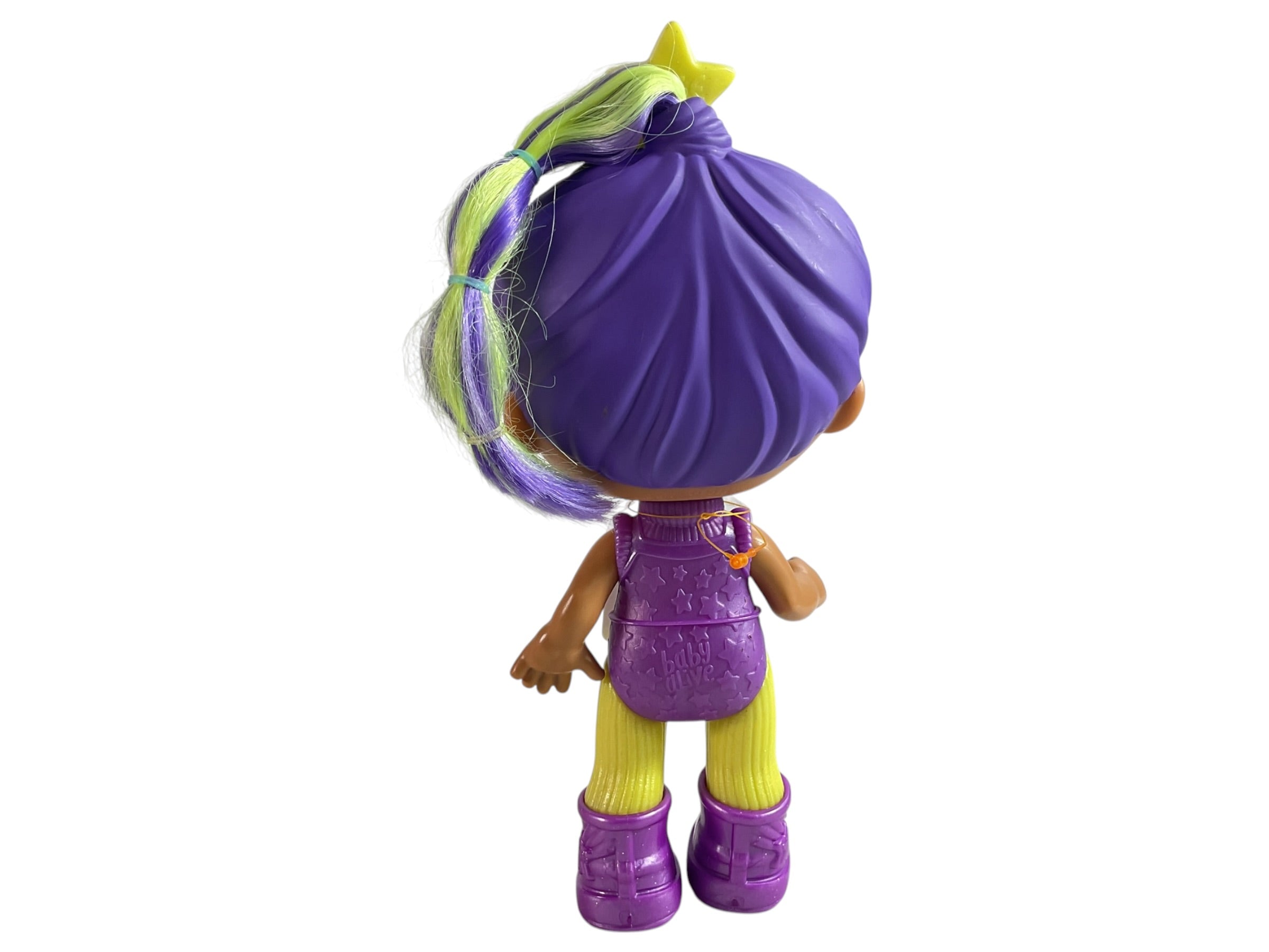 Detalle frontal de muñeca Baby Alive con ojos turquesa, cabello morado y vestido morado
